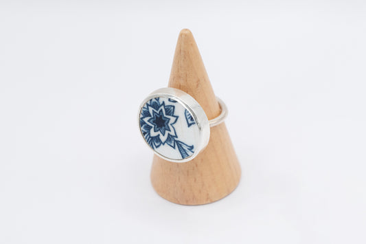 Blue & white antique ceramic ring