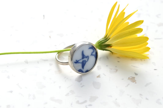 Willow pattern swallows ring set in silver