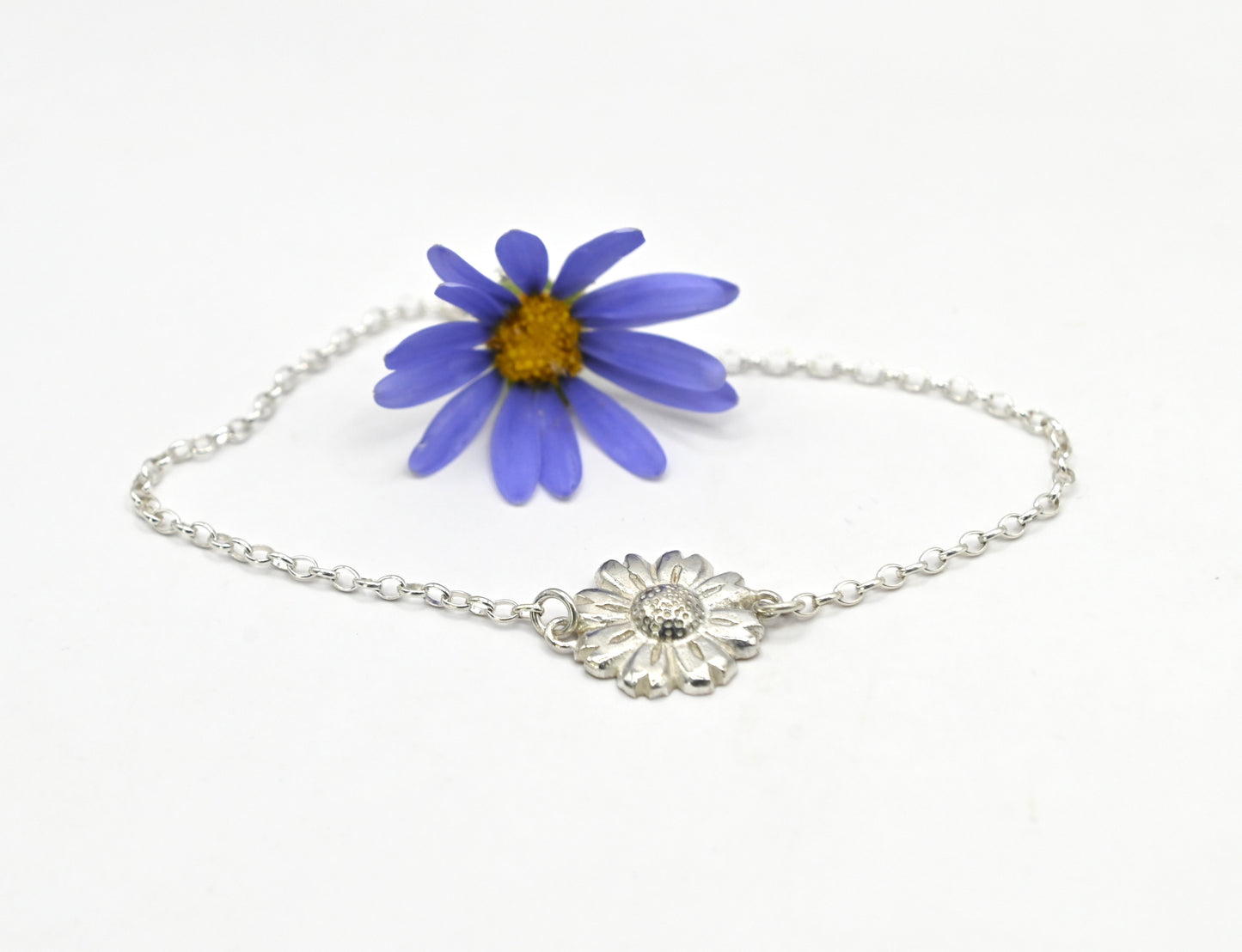 Daisy flower bracelet