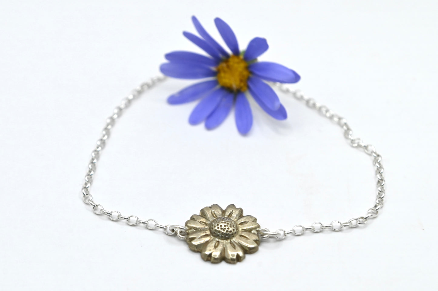 Daisy flower bracelet