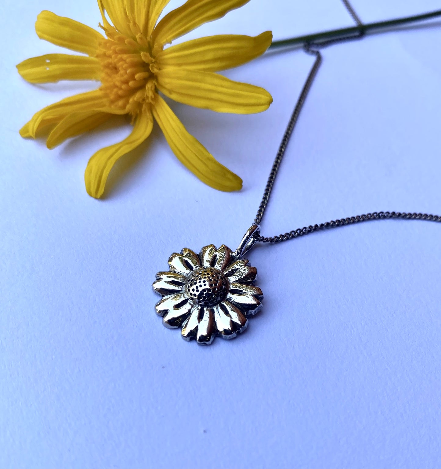 Daisy Flower pendant